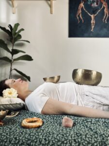 masaż dźwiękiem mis tybetańskich